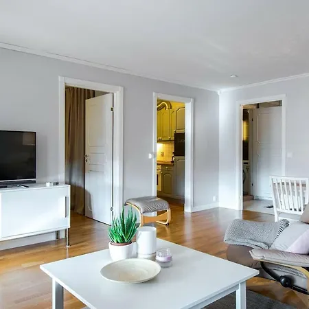 Big 1br Very Central Apt With Balcony! شقة